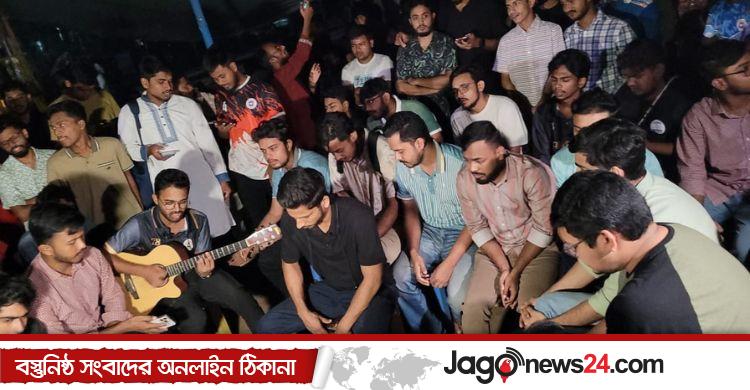 রাকসু নির্বাচন ঘিরে গান-আড্ডায় মেতেছে রাবি