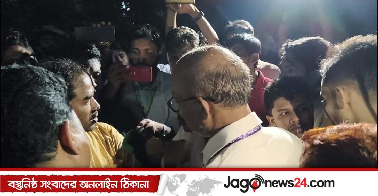 চাকসু নির্বাচন / ভোট কারচুপির অভিযোগে উপ-উপাচার্যকে অবরুদ্ধ ছাত্রদলের
