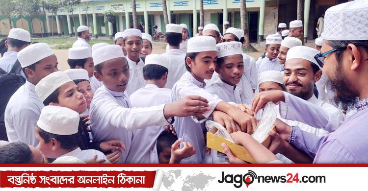 চাকসুর জিএস সাঈদ, কিশোরগঞ্জে মিষ্টি বিতরণ