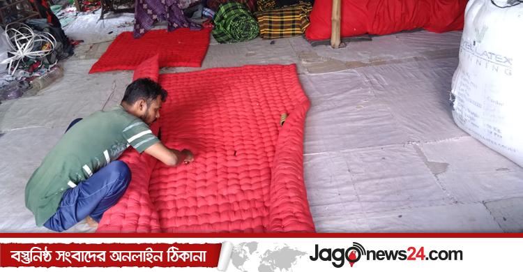 শীত বাড়ার সঙ্গে ভিড় বাড়ছে লেপ-তোশকের দোকানে