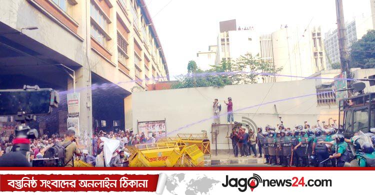 সাউন্ড গ্রেনেড-জলকামানে ছত্রভঙ্গ নন-এমপিও শিক্ষকরা