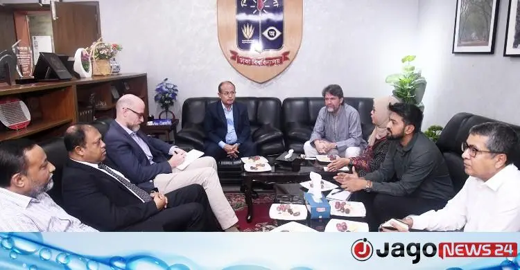 মার্কিনিদের পরিদর্শনের সময় লোডশেডিং, মোবাইলের আলোয় দেখলেন ডাকসুর জুলাই জাদুঘর