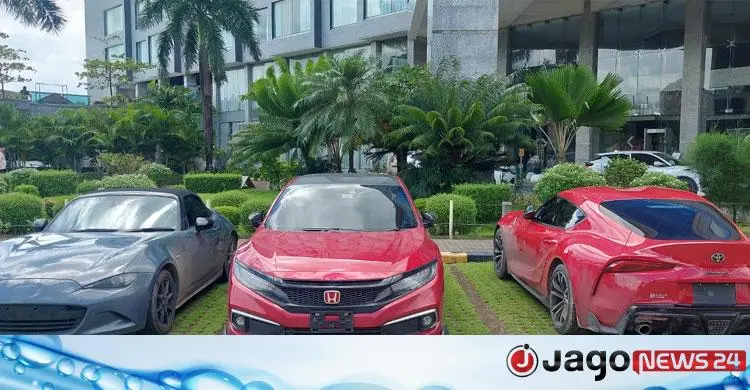 বাবাদের উপহারের বিলাসবহুল গাড়ি কক্সবাজারে এনে বেকায়দায় ছেলেরা